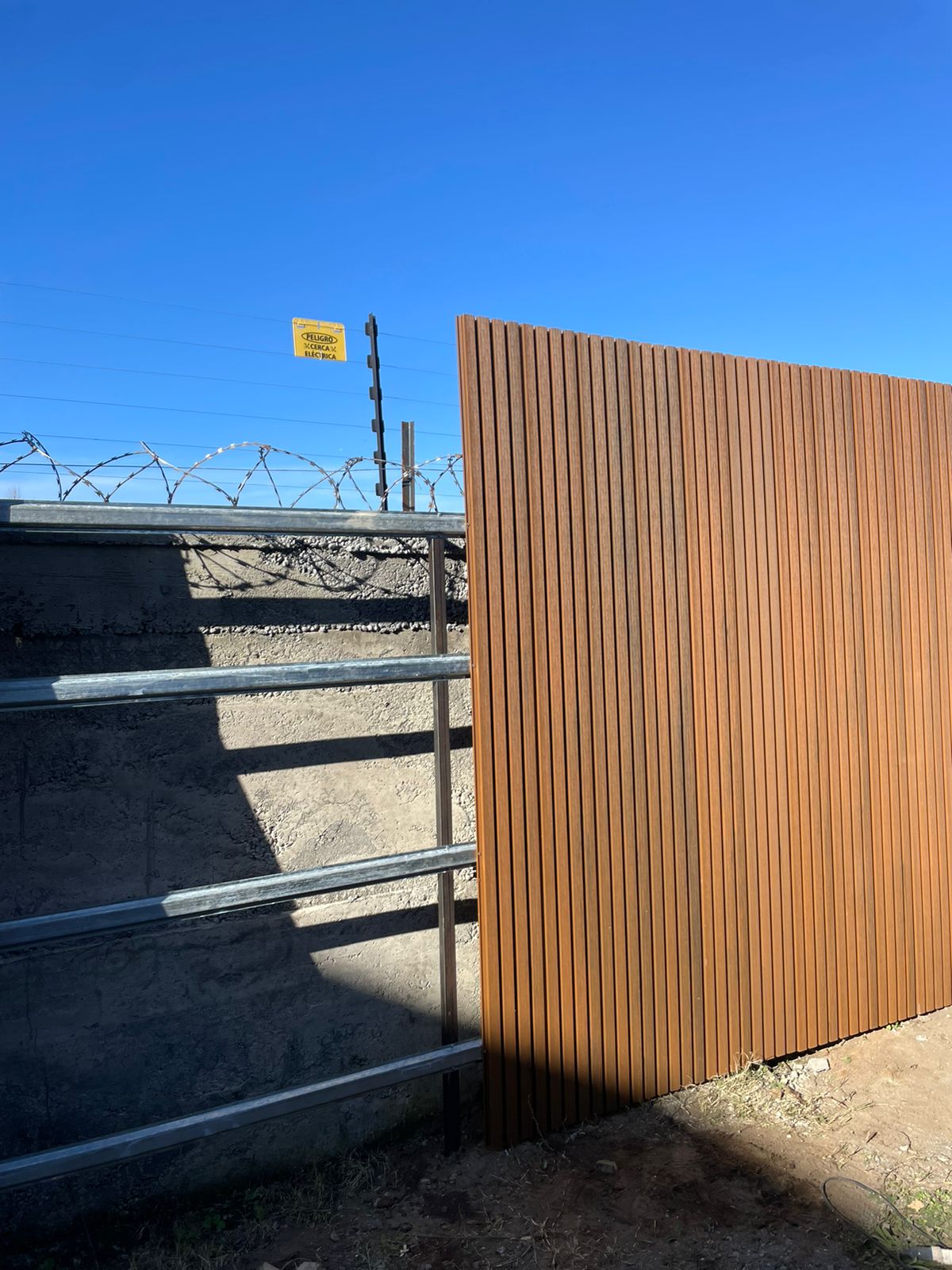 Wallpanel Exterior: Revestimiento de Pared Duradero y Estético 2.40 m x 23 cm