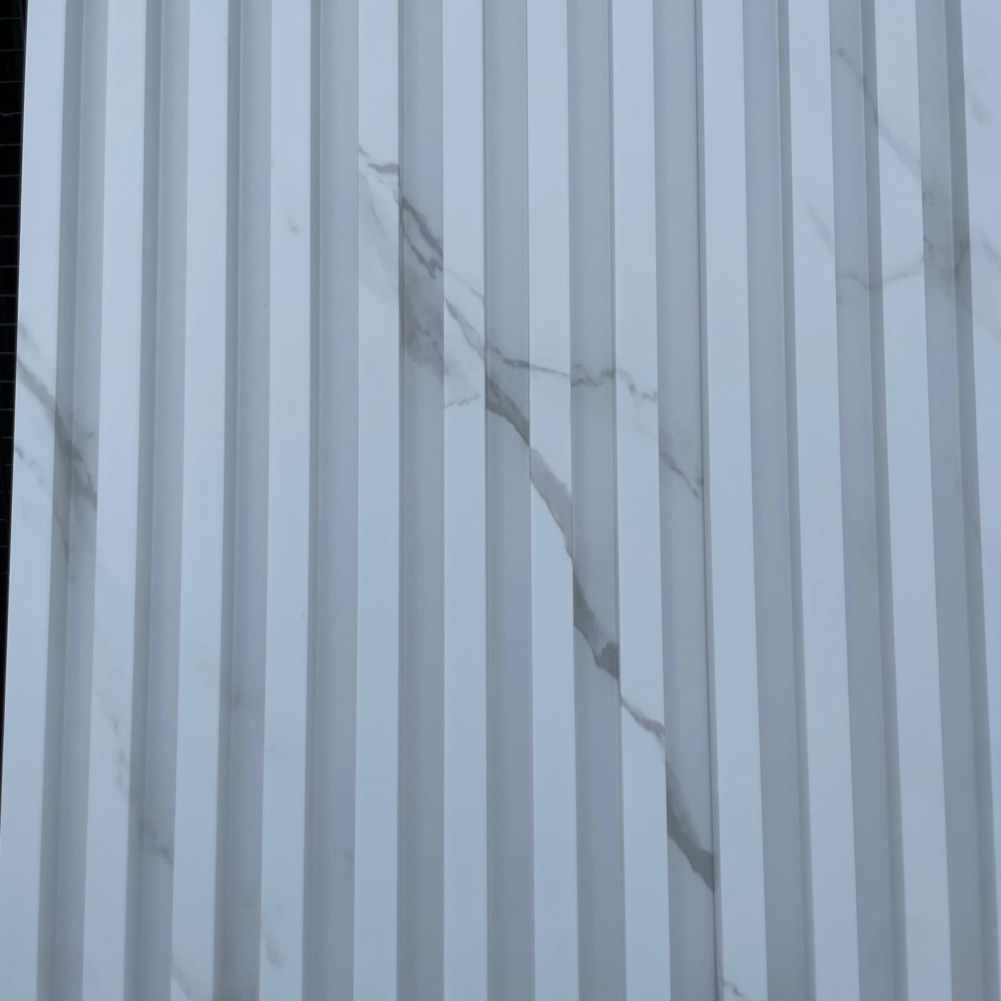 Wallpanel Blanco 2404  con detalles gris de PVC 2.40 x 16 cm - Decoración y Protección para Interiores